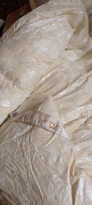 Продам одеяло зимние перьевое новое размер 200/135 цвет беж цена 1000г
