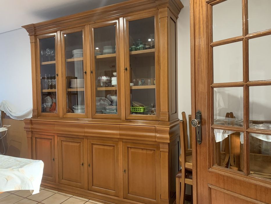 Cristaleira em cerejeira