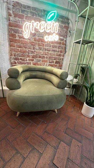 Металеве кашпо для вазонів та мягке крісло зеленого кольору (м. Львів)