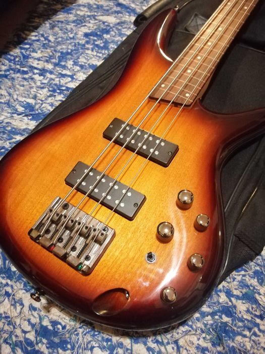 Baixo Fretless - 4 Cordas - Ibanez SR370EF BBT - €280