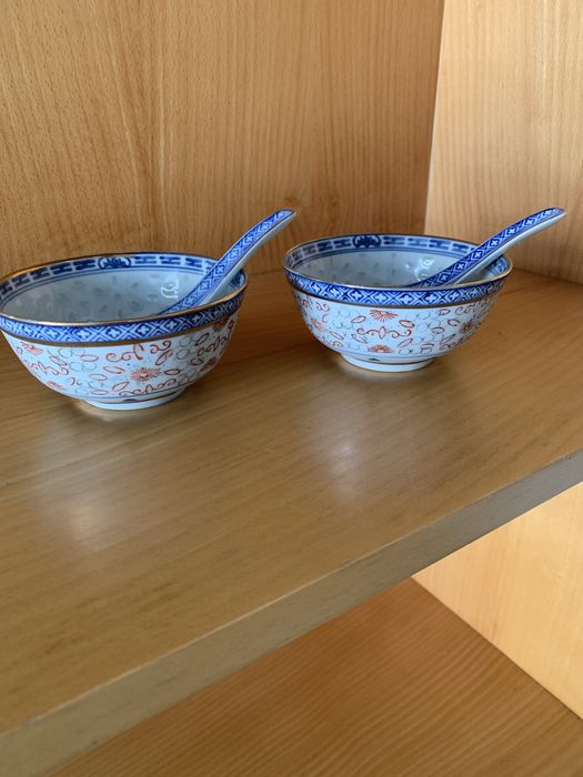 2 taças com colher .