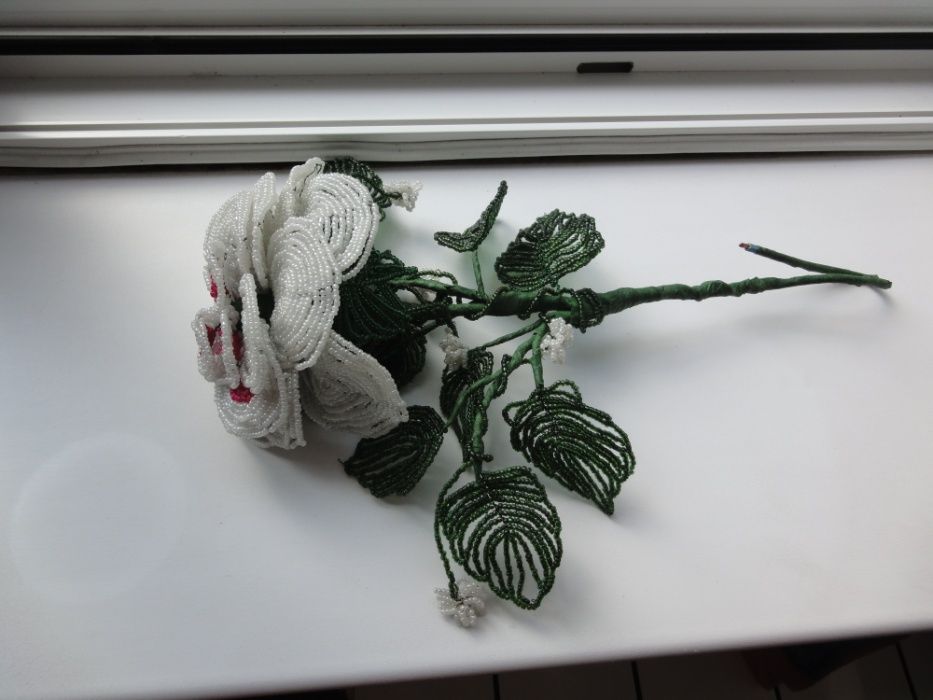 Большой белый цветок-роза сделан из бисера