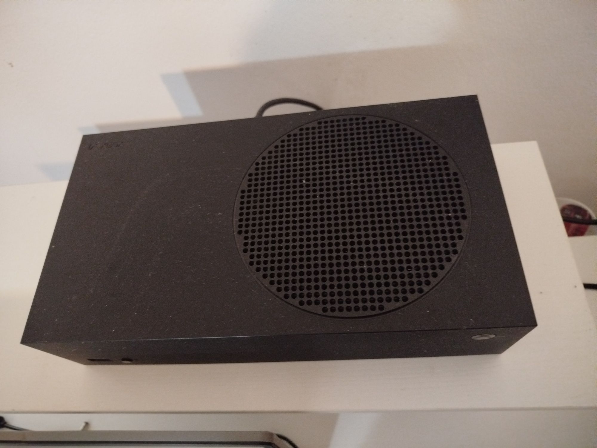 Vendo secretaria,cadeira ,Xbox , notebook e televisão