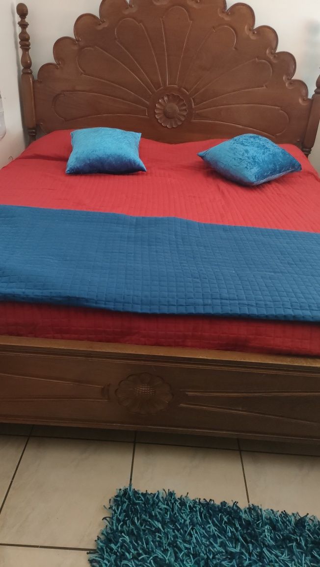 Cama usada de madeira, maciça