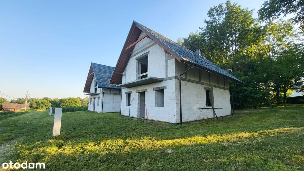 Dwa domy w spokojnej okolicy.