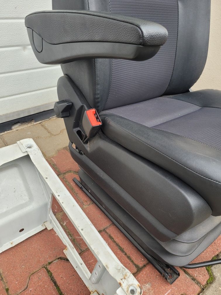 Fotel kierowcy pneumatyczny Mercedes Sprinter Crafter 06-17 + podstawa