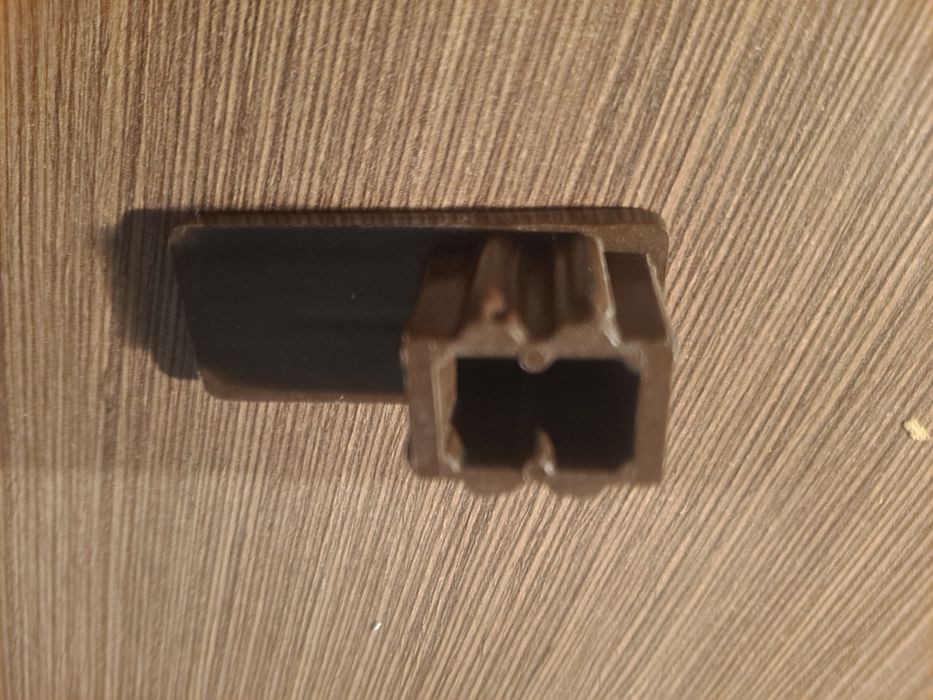 Zatyczka zaślepka dolnej prowadnicy do rolet zewnętrznych BRĄZOWA