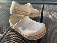 Crocs biale z teczowym detalem C 10