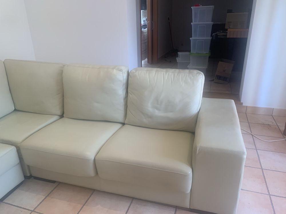 Sofá em pele bege com chaise long e 2 puffs