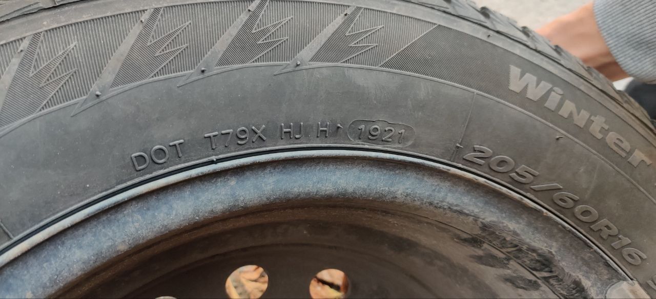 Зимня гума hankook winter i*cept iz2 r16