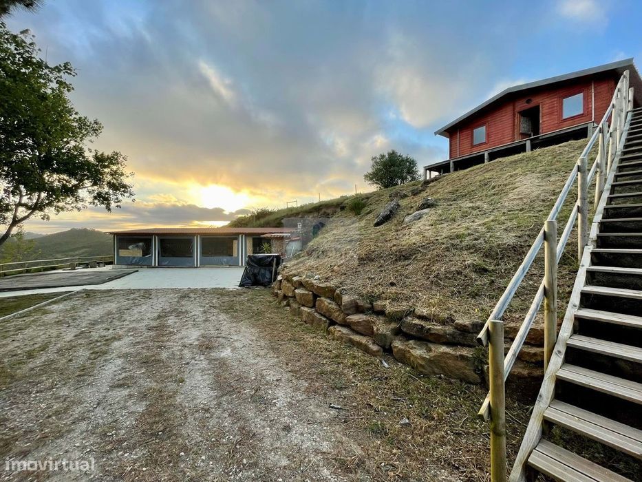 Terreno Rústico | 5200m2 | Duas casas de madeira | Picadeiro | Mafra