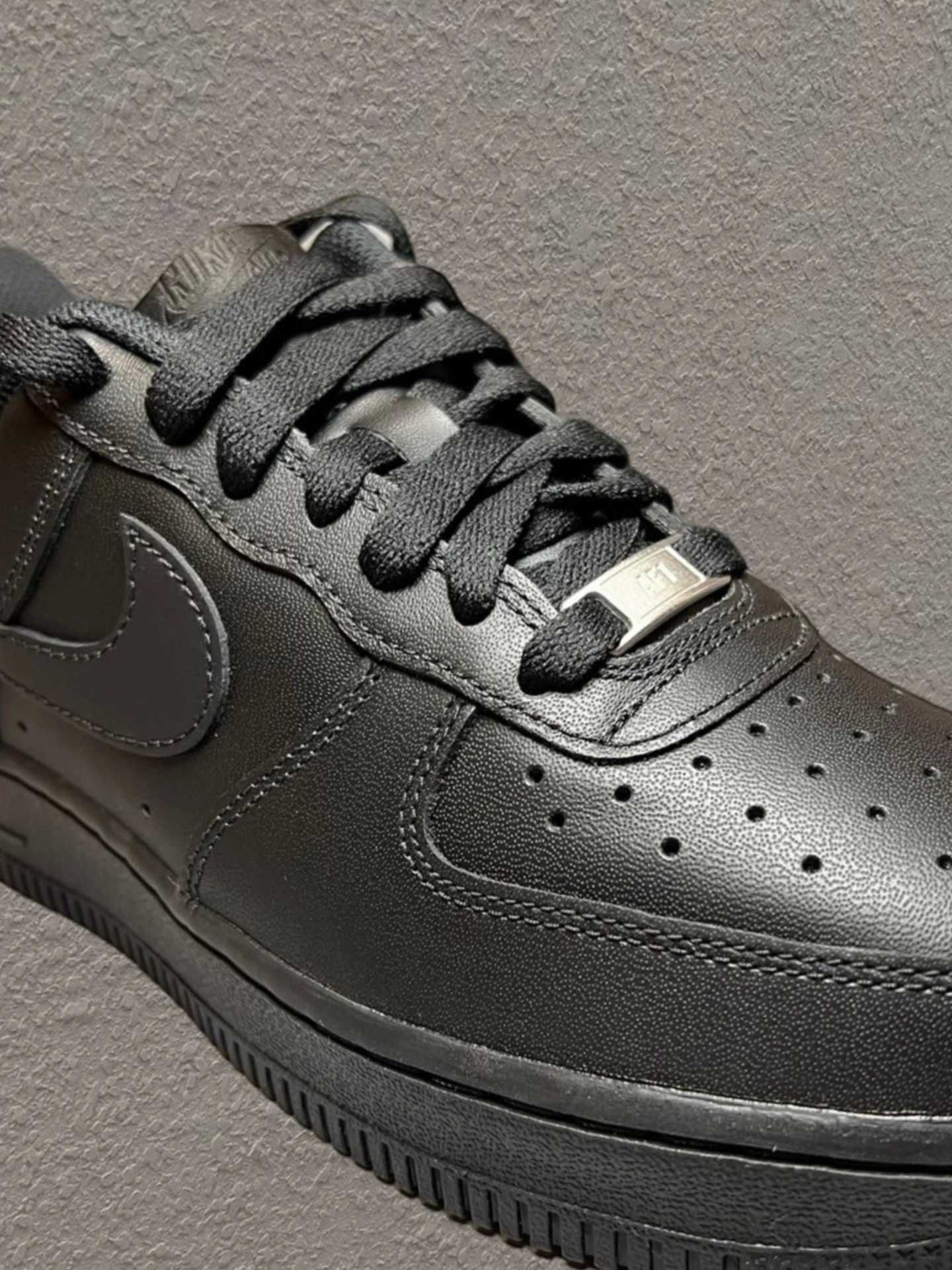 Szary unisex nowy Nike Air Force 1 Low '07 Black Rozmiar 40