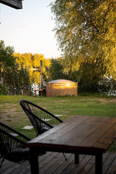 Дивовжний будиночок на березі чистого озера