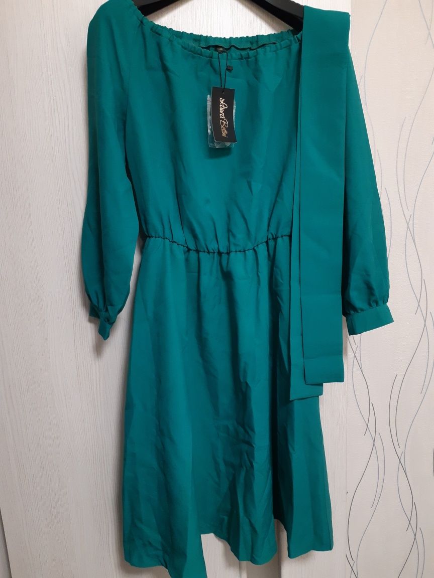 Продам нове жіноче плаття,розмір хл,в зеленому кольорі.