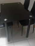Mesa de vidro negro