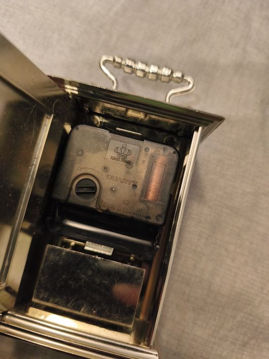 mały, przenośny, srebrny zegar kwarcowy w stylu karety