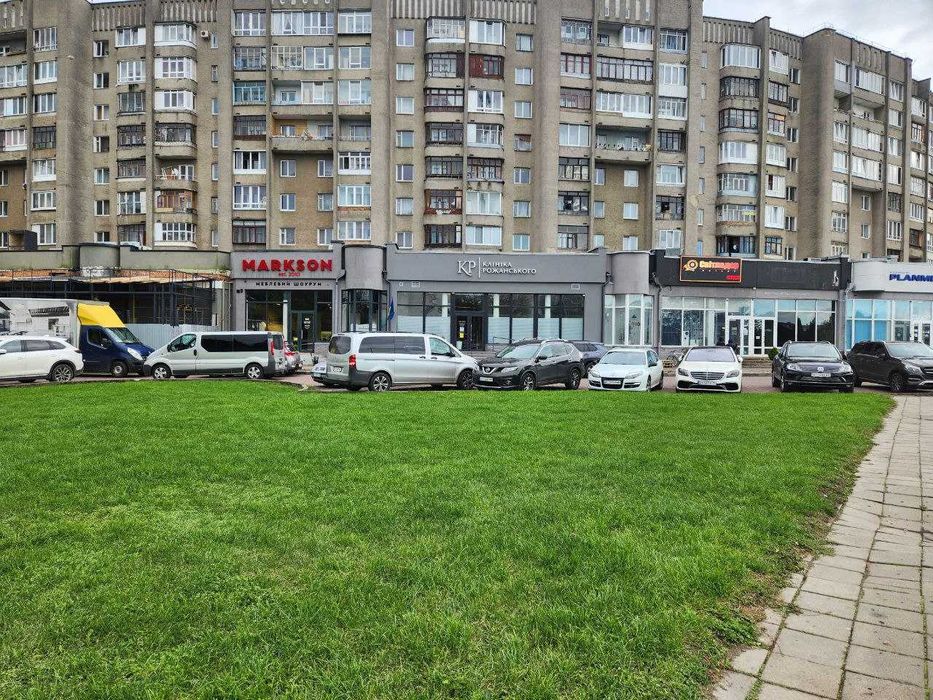 Фасадне приміщення під комерційну діяльність