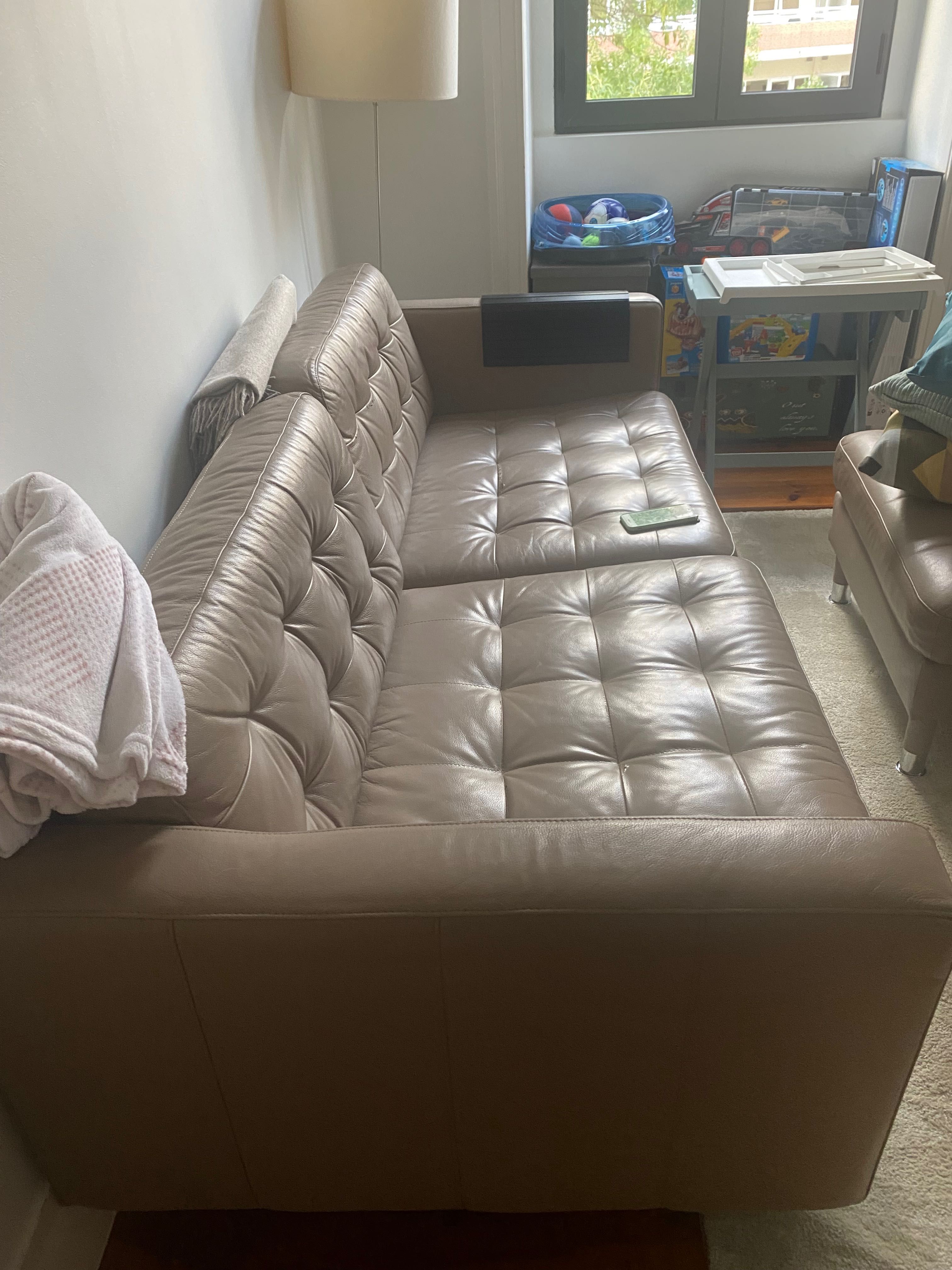 Sofá em pele e pousa pés em pele (ikea) com 3 anos uso