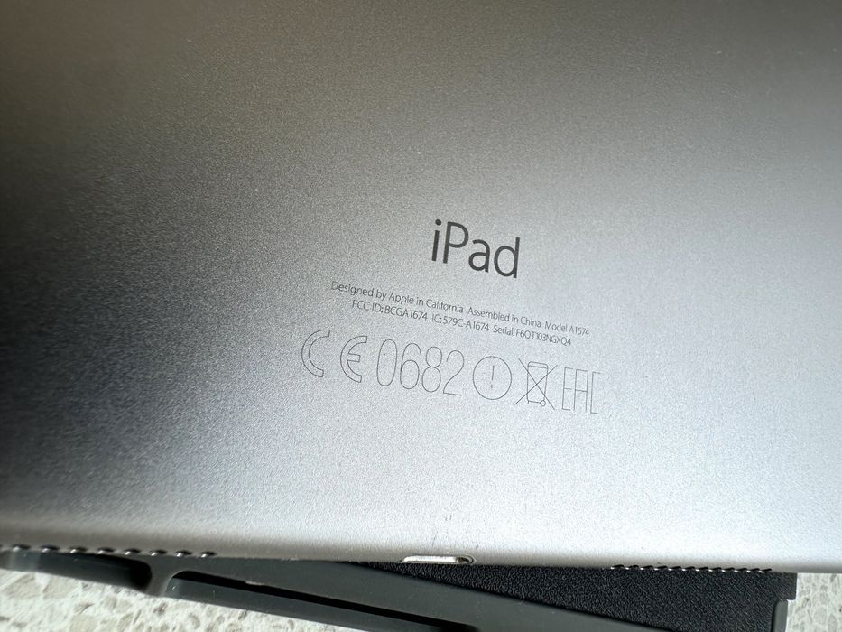 iPad Pro 9.7-inch Wi-Fi + Cellular 128GB Model A1674