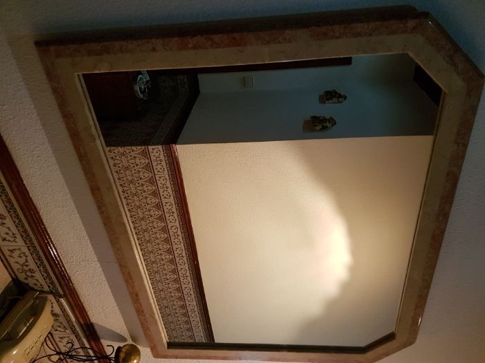 Aparador em pedra com espelho e mesa de centro