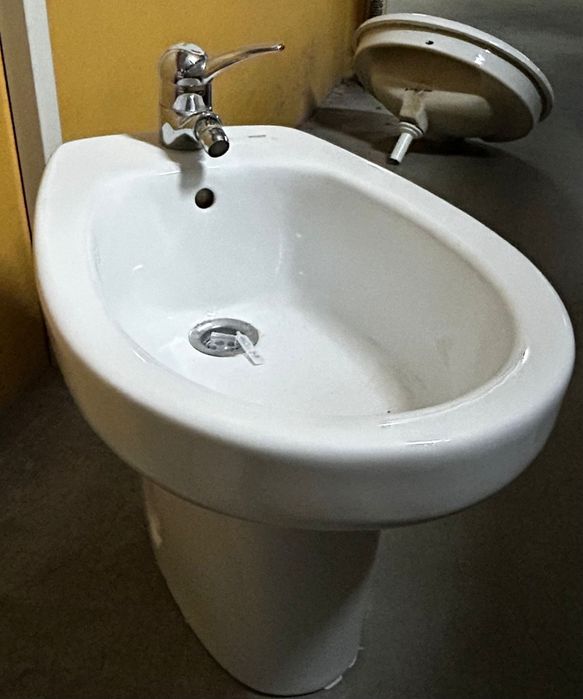 Bide branco da marca Roca