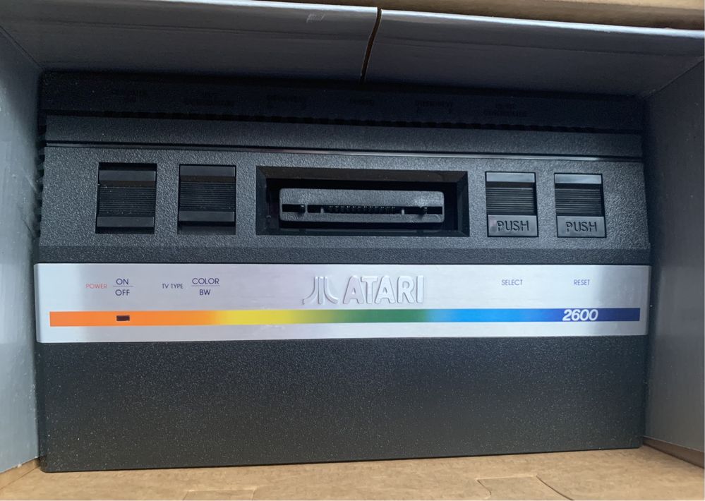 Atari 2600 Nova na Caixa + 2 Jogos Clássicos - Coleção Impecável!