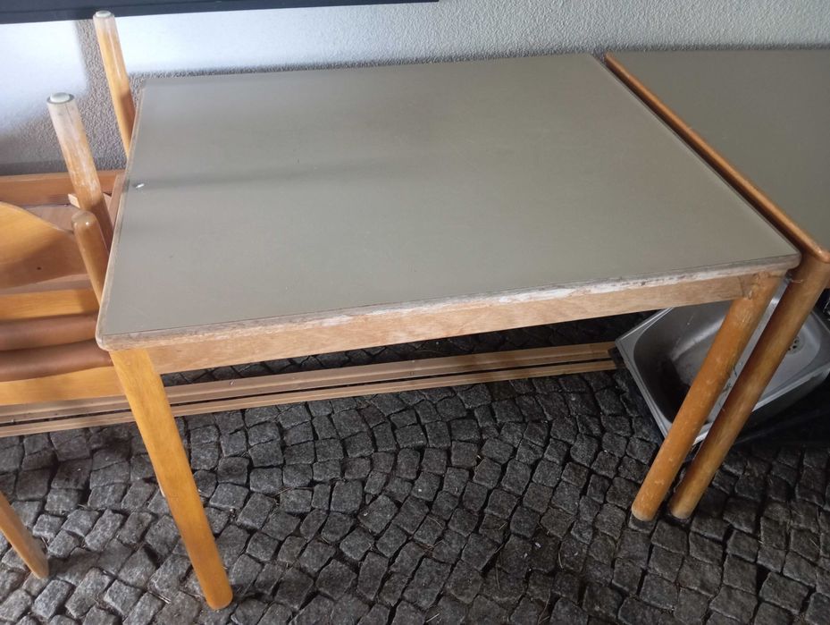 Komplet dwóch stołów i 6 krzeseł