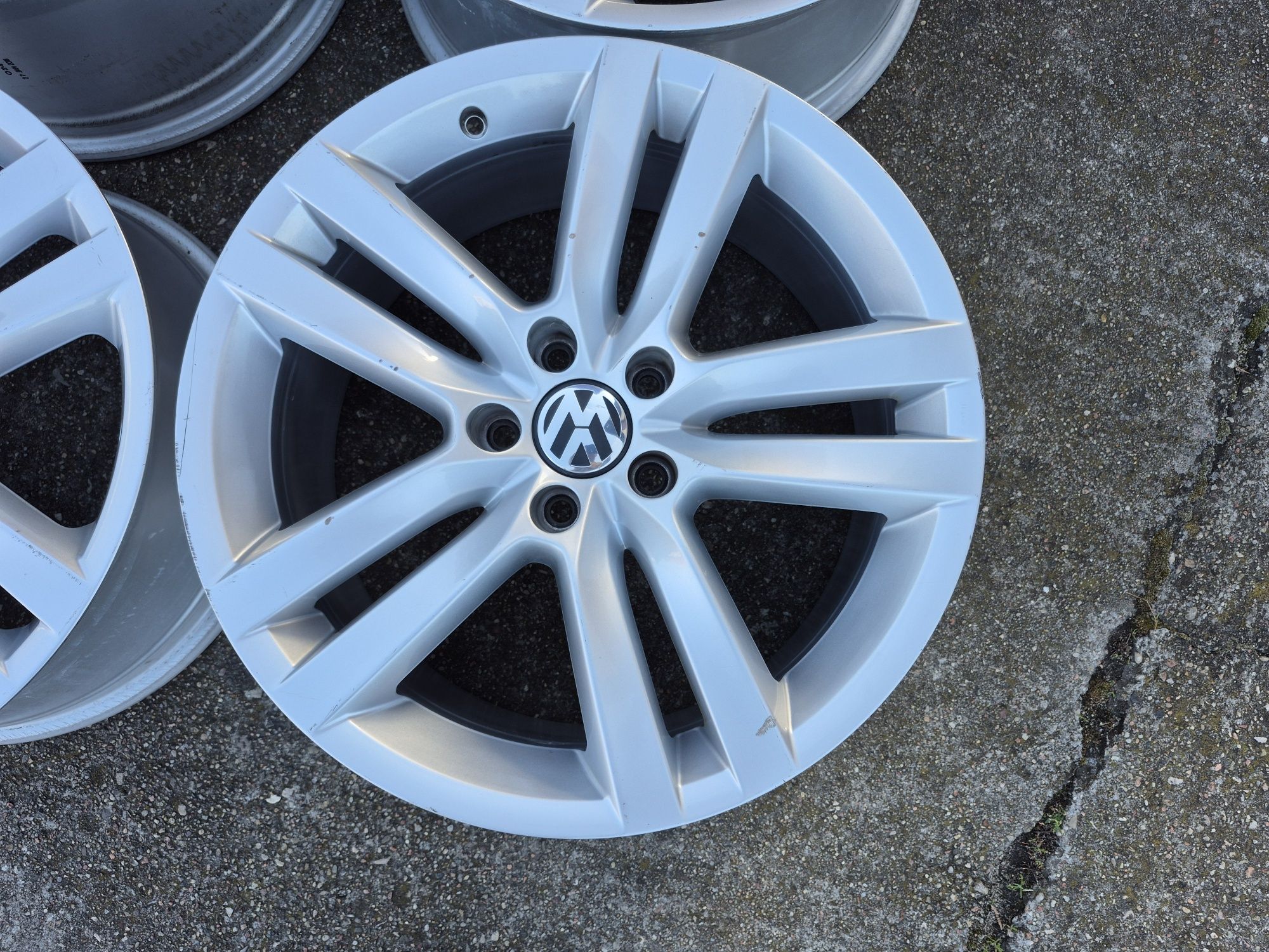 Felgi Alu Oryg VOLKSWAGEN Tiguan Passat Golf Jetta 5x112 18 Cali 8J