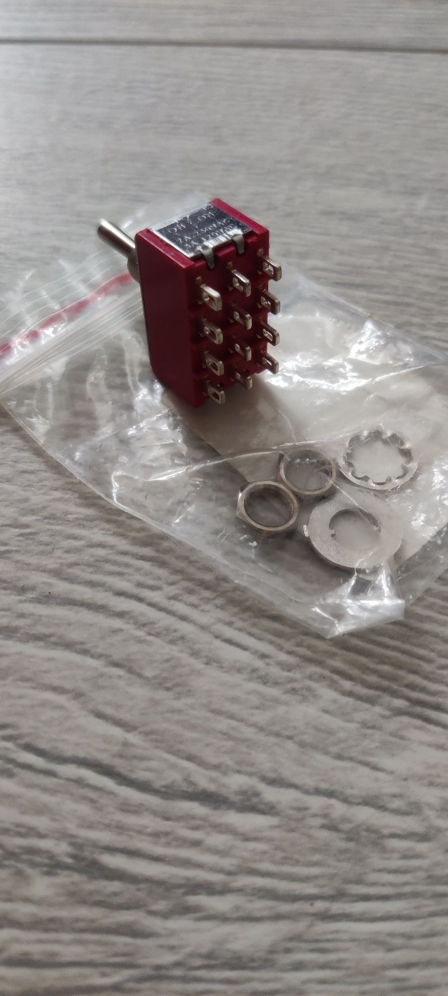 Przełącznik 12pin on-off-on 2A. Nowy.