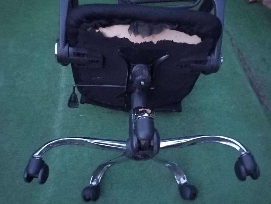 Czarny fotel obrotowy, krzesło biurowe na kółkach. Regulowana wysokość