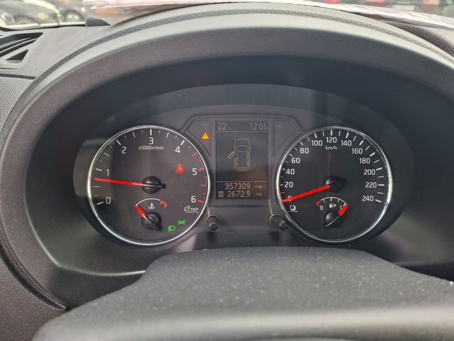 Машина nissan x-trail