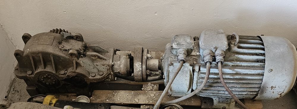 Silnik z przekładnią.