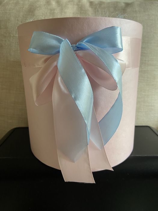 Кругла , гарна подарочная коробочка