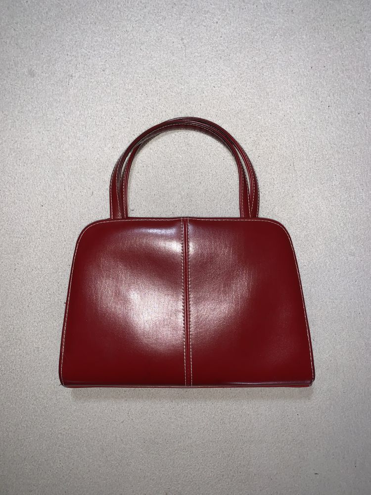 червона жіноча сумка