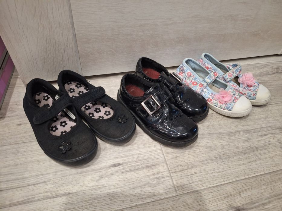 Віддам туфлі в садок тапочки розмір 27