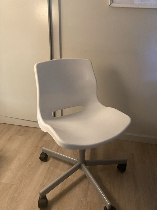 Cadeira branca escritório com rodinhas IKEA