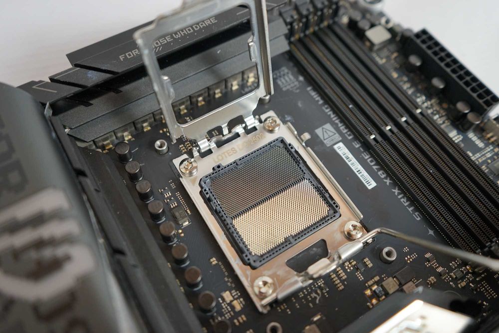 Материнська плата ASUS ROG Strix X870E-E Gaming Wi-Fi AM5