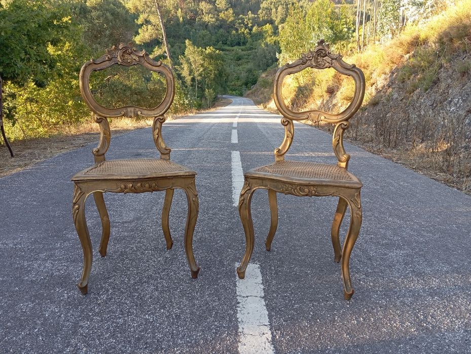 Cadeiras douradas clássicas