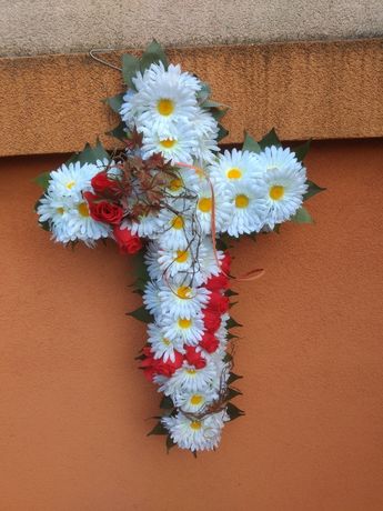 Dekoracje kwiatowe, krzyż