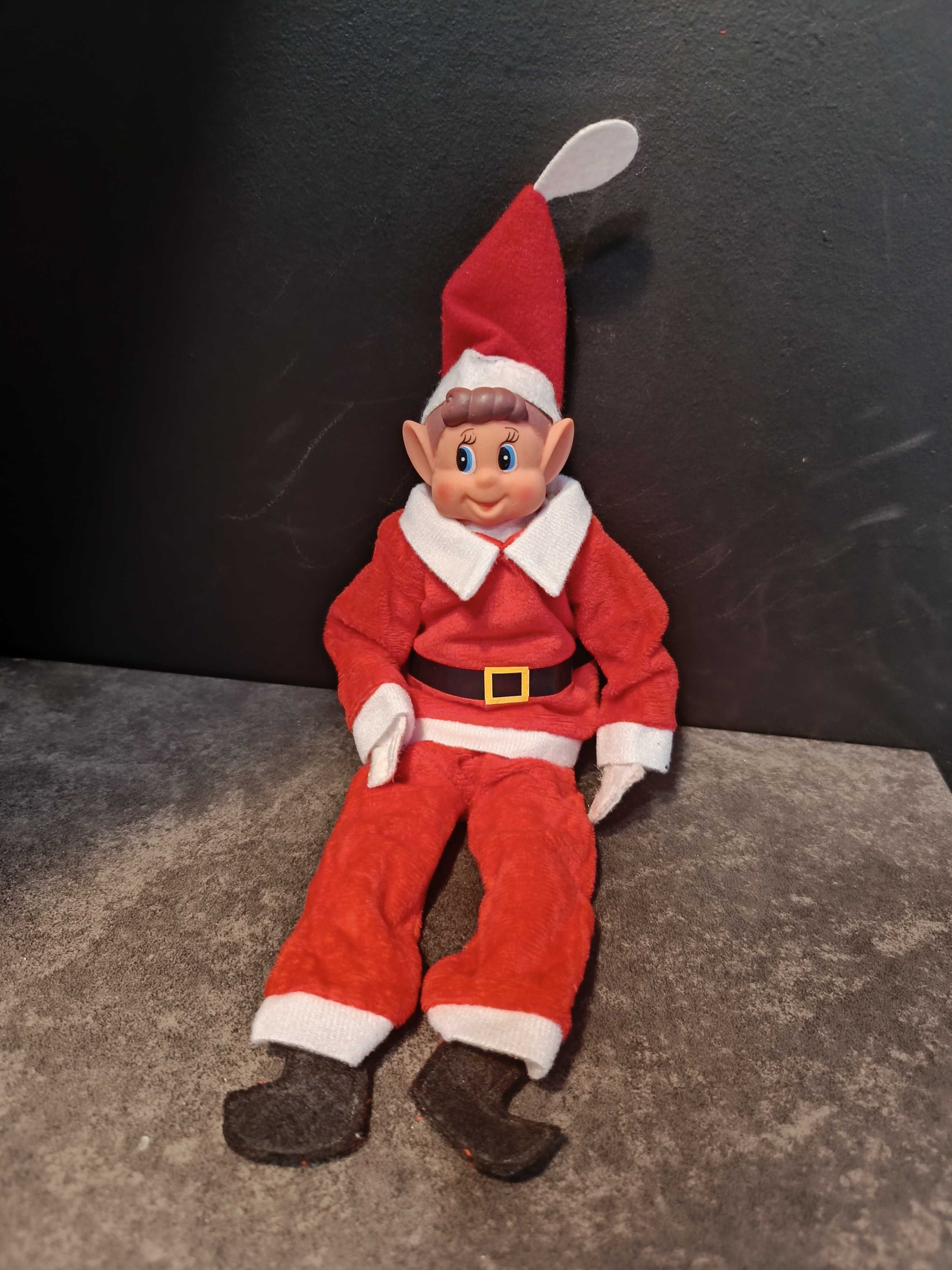 Psotny elf on the shelf naughtly badly behaving elf ubranko mikołaj