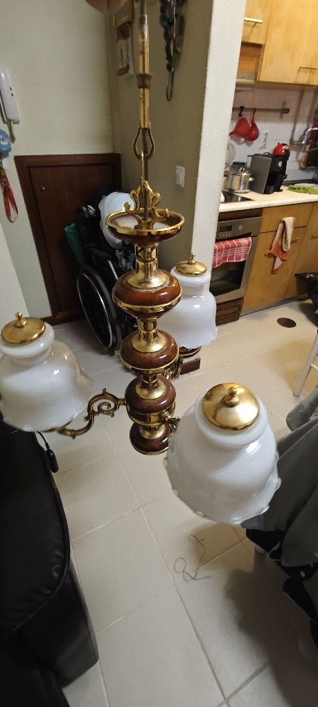 Vendo este candeeiro para sala com três lâmpadas