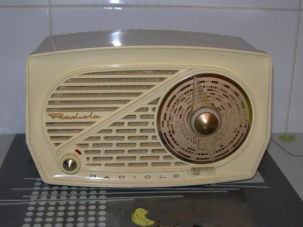 Pequeno rádio a válvulas, de 1957