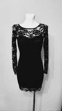 Piękna czarna koronkowa sukienka