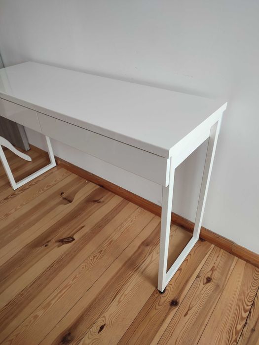 Białe lakierowane biurko konsola wąskie Ikea Besta Burs