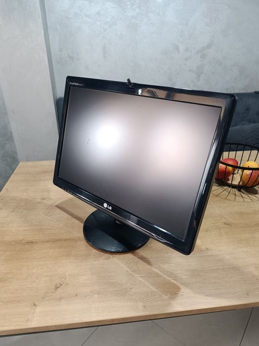 Монитор LG W2271TC 22 дюйма
