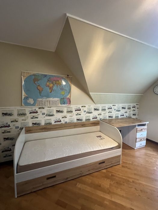 Ліжко, дитячі меблі, стіл (два ліжка і два столи)