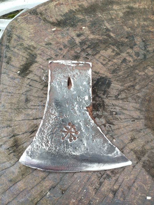 Старовинний кований колун