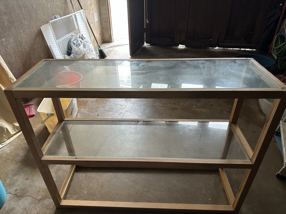 Consola com prateleiras de vidro