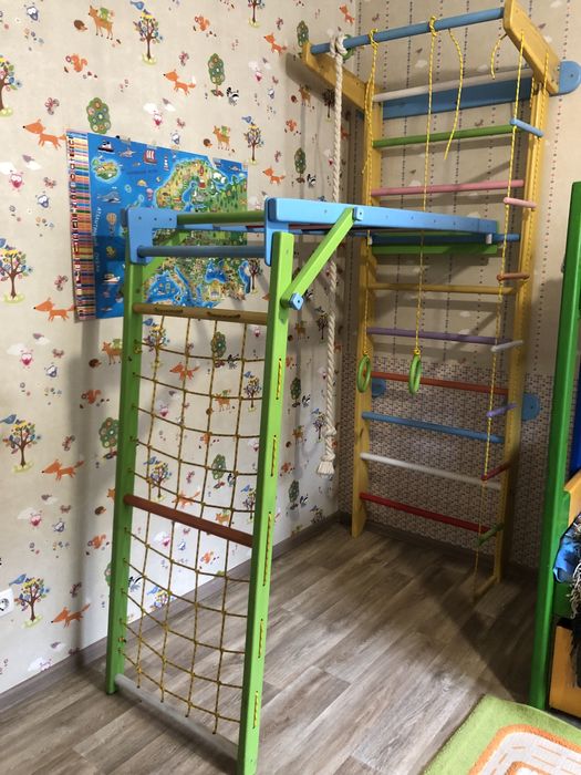 Дитяча шведська стінка з рукоходом