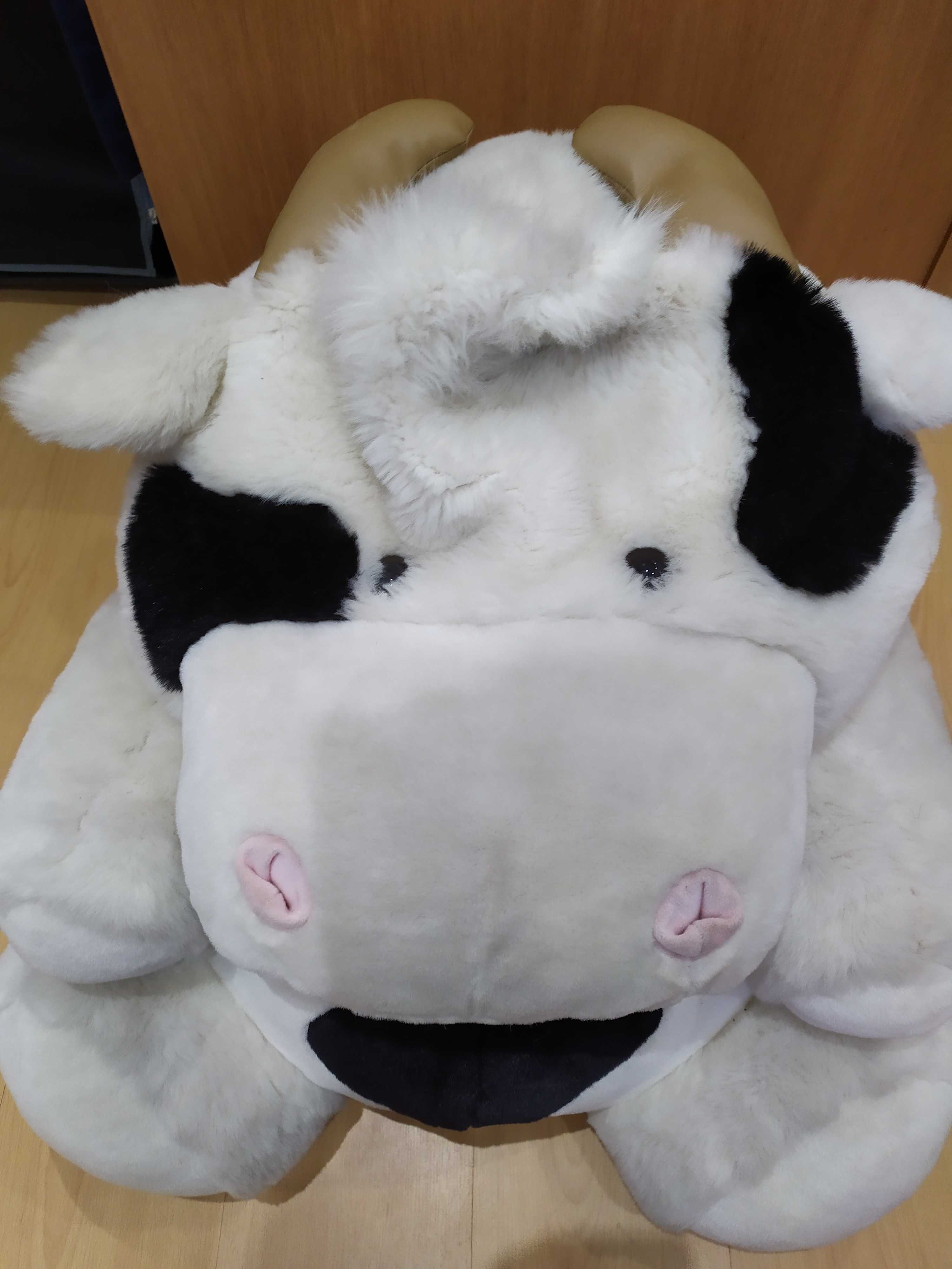 Peluche grande de vaca branca e preta